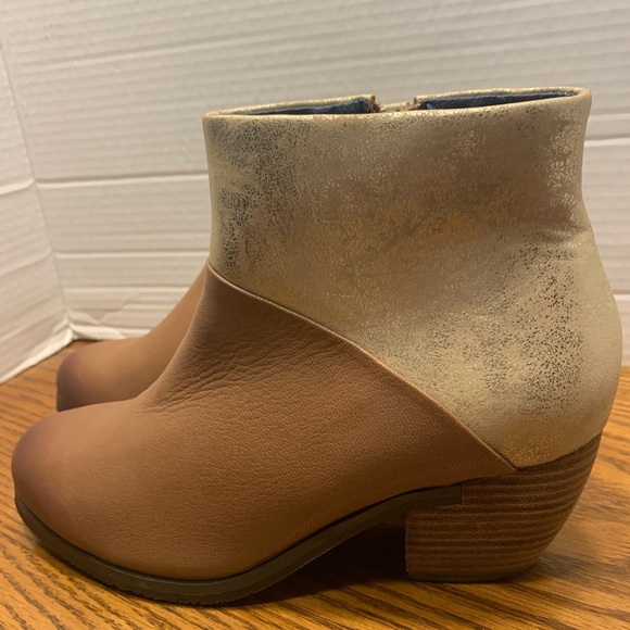 New Elite By Corkys Stylish Brown and GoldAnkle Boots Size 9 Zipper Closure - Picture 1 of 14
